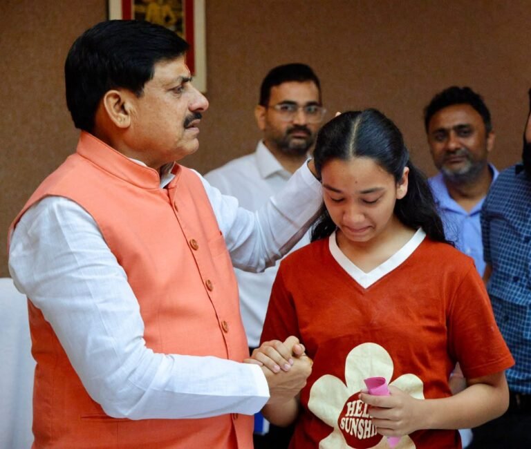 स्व. उर्मिला सैनी के परिजनों से मिले सीएम मोहन यादव, बच्चों की शिक्षा के लिए 5 लाख की आर्थिक सहायता का ऐलान