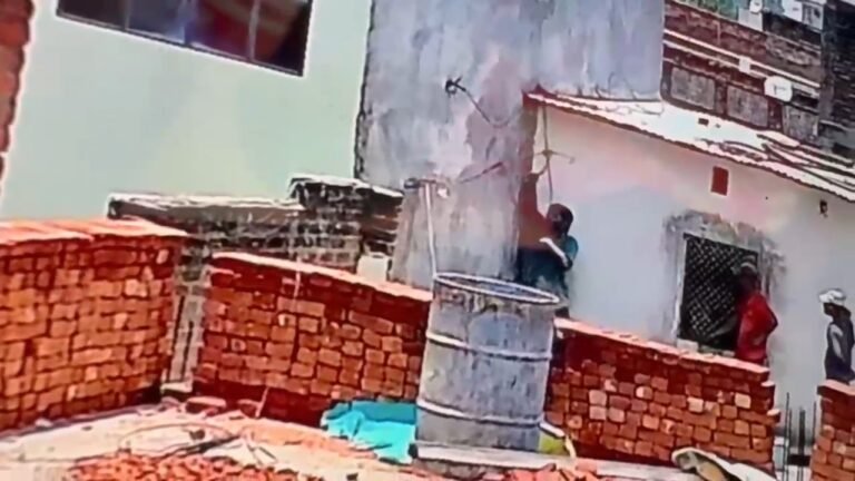 लेंटर तोड़ते समय करंट की चपेट में आया मजदूर, CCTV में कैद हुआ दर्दनाक हादसा, अस्पताल में मौत