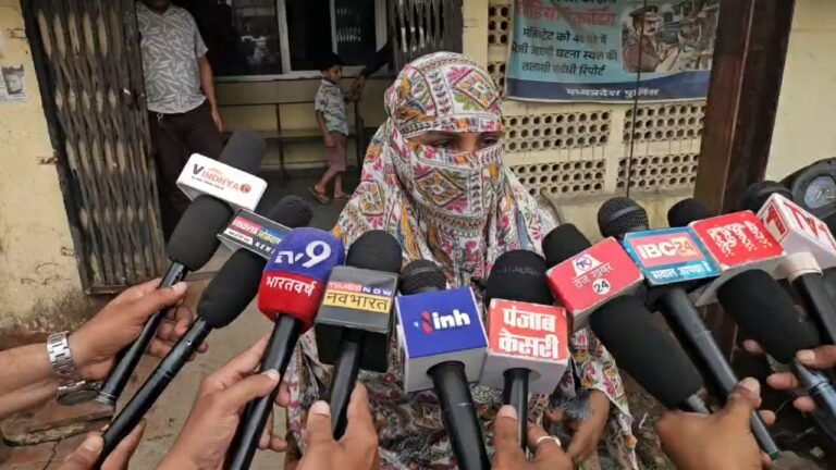 रीवा के होटल में हाई वोल्टेज ड्रामा, पत्नी ने पति को दूसरी युवती के साथ पकड़ा, पति की करी पिटाई, वीडियो आया सामने