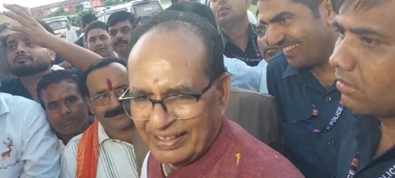 दतिया एयरपोर्ट पहुंचे केंद्रीय मंत्री शिवराज सिंह चौहान, बोले- भाजपा प्रत्याशी आशुतोष तिवारी भारी बहुमत से जीतेंगे