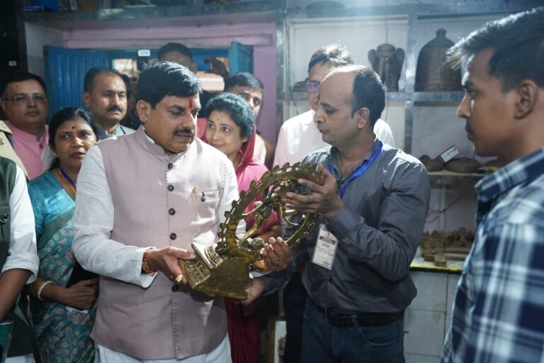 टीकमगढ़ में मुख्यमंत्री मोहन यादव ने पीतल शिल्पकार लक्ष्मीनारायण सोनी से की आत्मीय भेंट