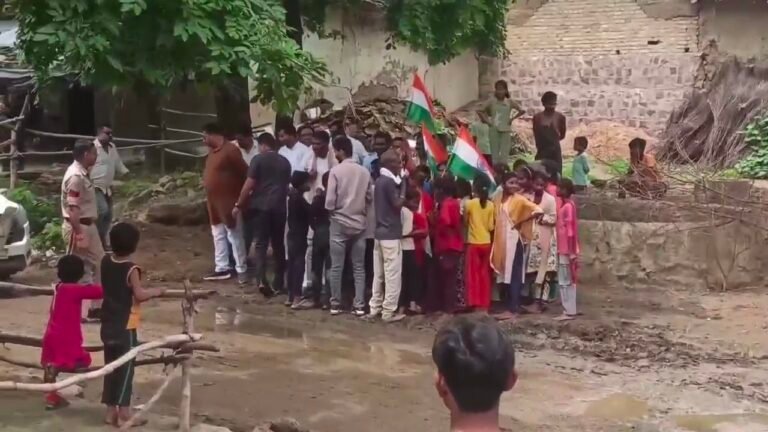 छतरपुर में स्कूली बच्चों ने रोका मंत्री का काफिला, सड़क-बिजली और बाउंड्री की समस्याएं रखीं