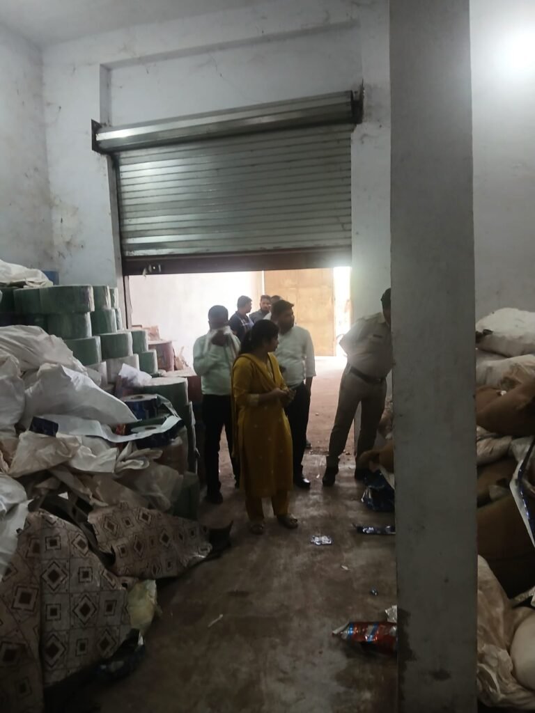 हरपालपुर में पान मसाला गोदाम पर प्रशासन की कार्रवाई, 250 बंडल पैकिंग मटेरियल जब्त